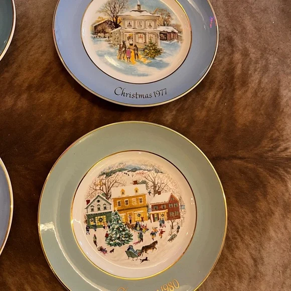 Wedgwood Holiday Scene Plate Set in Blue and Cream - Picture 13 of 13